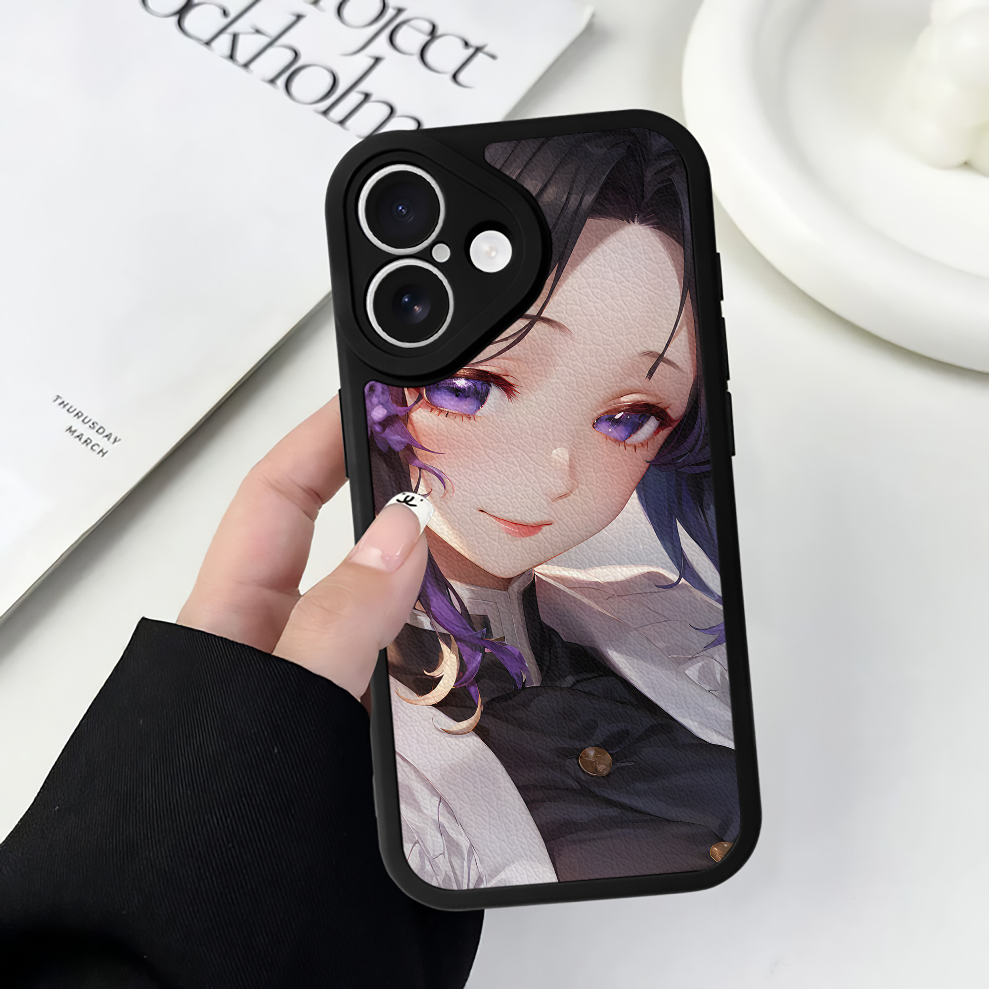 （画像用） 鬼滅の刃（きめつのやいば）蟲柱-胡蝶 しのぶ／こちょう しのぶ Kochou Shinobu 【iPhone 16シリーズ対応】シリコンスマホケース（レザー調） 材質：シリコン